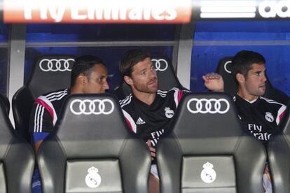 Navas, Alonso e Isco, en el banquillo durante el Madrid-C&oacute;rdoba.