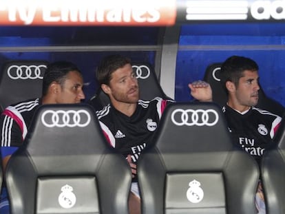 Navas, Alonso e Isco, en el banquillo durante el Madrid-C&oacute;rdoba.