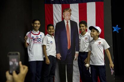 Estudiantes posan con un afiche del candidato republicano Donald Trump durante la celebración de la noche de elecciones estadounidenses, en Managua (Nicaragua). 