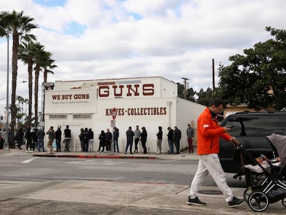 Personas hacen fila afuera de una armería de Culver City, California, en 2020, año que registró un repunte en la venta de armas.