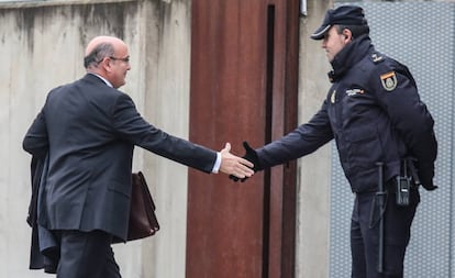 Civil Guard colonel Diego Pérez de los Cobos greets a police officer on arrival at the High Court in Madrid today.