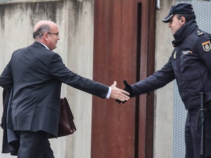 Civil Guard colonel Diego Pérez de los Cobos greets a police officer on arrival at the High Court in Madrid today.