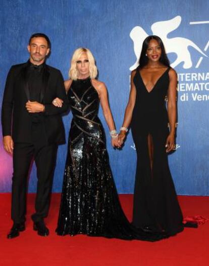 Riccardo Tisci, Donatella Versace y Naomi Campbell, en el festival de cine de Venice, el pasado mes de septiembre.