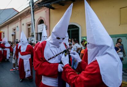 Fieles católicos participan en la procesión del "Jesús del Gran Poder" durante la Semana Santa, en la iglesia La Merced en Granada, a unos 48 kilómetros de Managua, Nicaragua, el 16 de abril de 2019.  