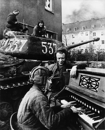 Soldados soviéticos tocan el piano durante la caída de Berlín, en mayo de 1945.