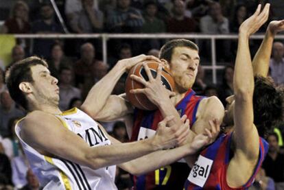 Veljkovic y Fran Vázquez pelean por el balón.