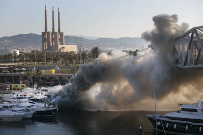 L'incendi ha provocat molt fum. Una persona ha estat atesa per intoxicació lleu. 