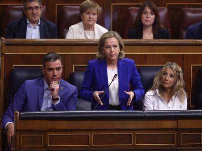 La vicepresidenta primera y ministra de Economía, Nadia Calviño, interviene durante la sesión de control al Gobierno en el Congreso de los Diputados.