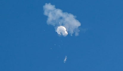 Un globo chino cae sobre el océano en EE UU el 4 de febrero de 2023. 