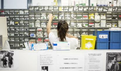 Una enfermera en la farmacia del hospital de Bellvitge (Barcelona)