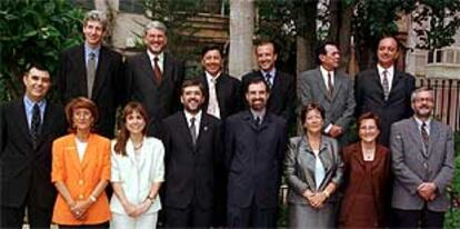 El socialista Frances Antich (en el centro de la primera fila) posa con su primer Gobierno, en el que figuraban cuatro mujeres. Misericordia Ramón, responsable de Energía (segunda por la derecha), cesó hace un año.