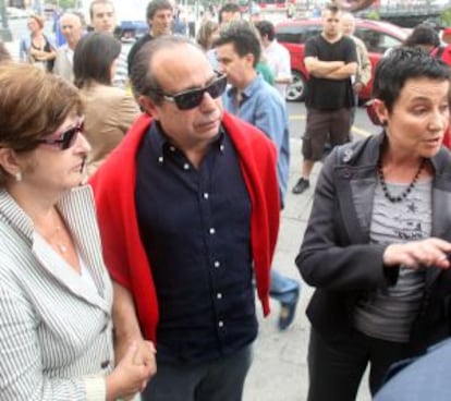 Goirizelaia, a la derecha, junto a los padres de Iñigo Cabacas el pasado lunes, tras el acto de homenaje organizado por el Ayuntamiento de Bilbao.