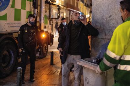 La Policía Nacional vigila las calles de la capital para controlar los aforos, el cumplimiento de horarios y el distanciamiento social en la zona de bares de copas este fin de semana.