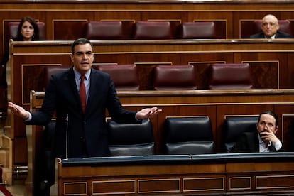 El presidente del Gobierno, Pedro Sánchez interviene en presencia del vicepresidente segundo y ministro de Derechos Sociales, Pablo Iglesias.