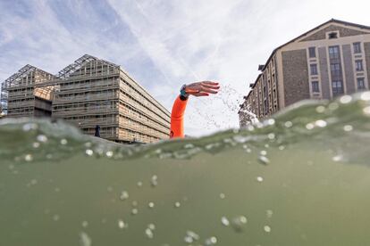 Un nadador asiste a la competición de natación en aguas abiertas de 10 kilómetros en el canal de l'Ourcq, al noreste de París el 14 de septiembre de 2019.