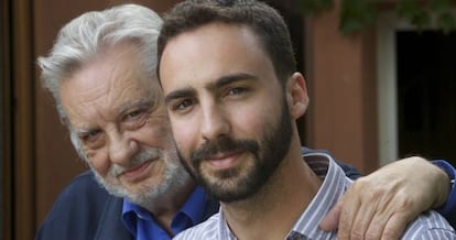 Eduardo y Alberto Sotillos, padre e hijo en su casa de Pozuelo.