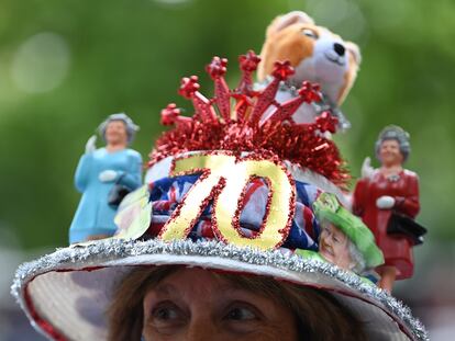 Una seguidora de la familia real británica celebraba este martes en Londres el Jubileo de Platino de la Reina Isabel II.