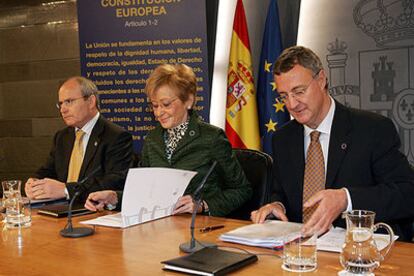 María Teresa Fernández de la Vega, con los ministros José Montilla y Jesús Caldera tras el Consejo de Ministros.