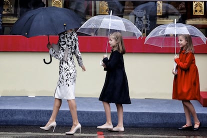 Doña Letizia, y sus hijas la princesa Leonor y la infanta Sofía, al término del desfile militar.