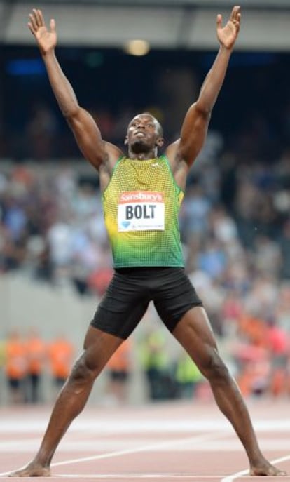 Bolt, descalzo, celebra la victoria.