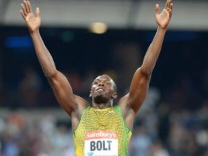 Bolt, descalzo, celebra la victoria.