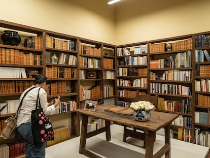 Una mujer hace una foto al escritorio que utilizaba Octavio Paz, exhibido junto con la biblioteca del autor en la nueva Casa Marie José y Octavio Paz.
