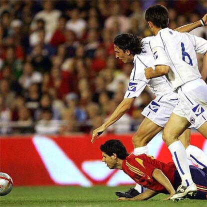 El jugador de la selección española Albert Luquei intenta llevarse el balón ante el defensa de Bosnia, Bajic.