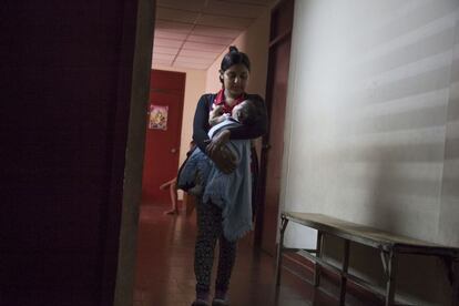 Una madre intenta tranquilizar a su hijo enfermo en uno de los pasillos.