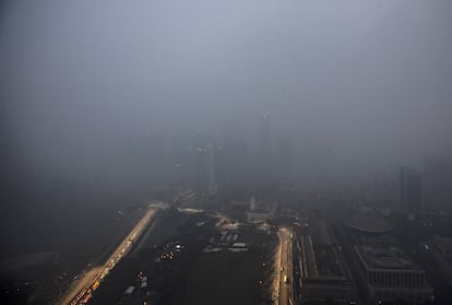 El humo y la niebla envuelven el distrito financiero de Singapur, en el que se aprecia parte del circuito urbano de Fórmula 1 de Marina Bay. La Agencia de Medioambiente de Singapur ha anunciado que la contaminación es de 152 PSI, nada saludable para el ser humano, debido al humo que proviene de la quema de cultivos en Indonesia, cuyos incendios provocan la contaminación en Singapur.