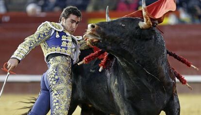 'El Fandi' en un comprometido pase de pecho.