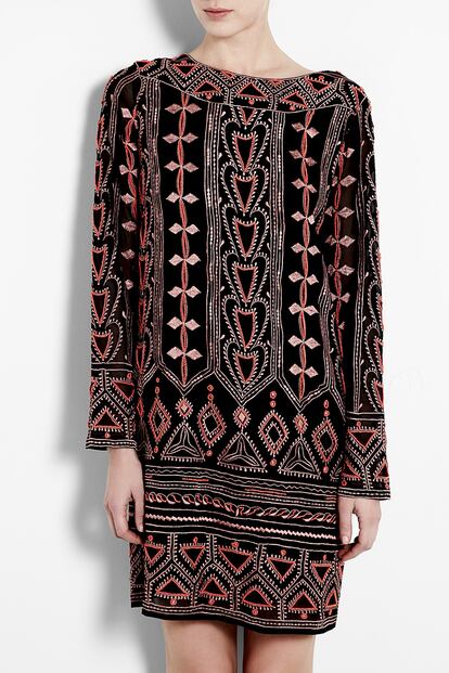 Este vestido túnica con bordados dibujando motivos étnicos es de Antik Batik. Precio: 371,70 euros.