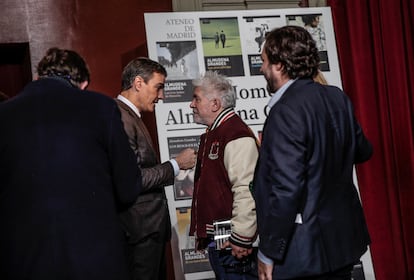 El presidente del Gobierno, Pedro Sánchez, conversa con Pedro Almodóvar.