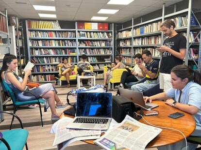 Alumnos de 38ª promoción de la Escuela de Periodismo de EL PAÍS en la biblioteca, en julio.