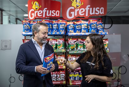 El CEO de Grefusa y nieto del fundador, Agustín Gregori, con la catadora de productos, Elena Gisbert.