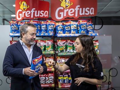 El CEO de Grefusa y nieto del fundador, Agustín Gregori, con la catadora de productos, Elena Gisbert.