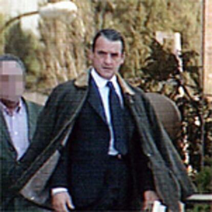 Mario Conde, en una imagen de televisión, tras ser detenido ayer para ingresar en prisión