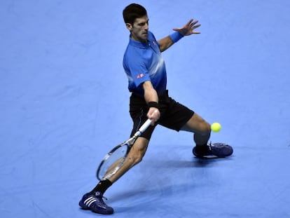 Djokovic devuelve la pelota en el duelo contra Nishikori.