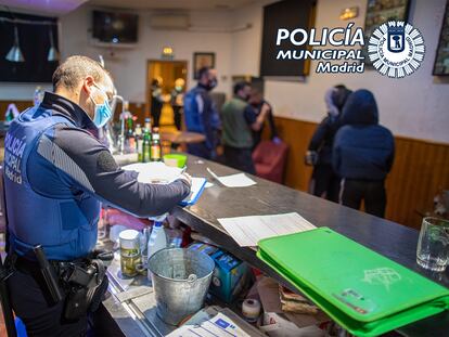 Un agente levanta el atestado de la intervención en el local del distrito de Puente de Vallecas de la capital, en una imagen de archivo.