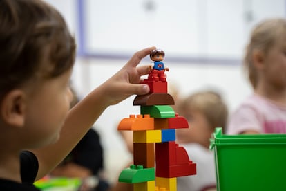 Un niño realiza actividades en sus primeros días de curso.