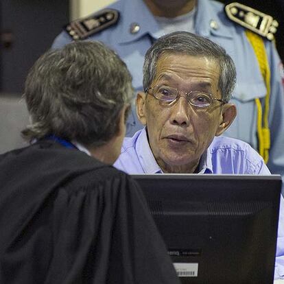 Kaing Guek Eav, <i>Duch,</i> habla con su abogado, Fran?ois Roux, antes de empezar el juicio contra l en Phnom Penh.