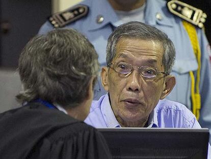 Kaing Guek Eav, <i>Duch,</i> habla con su abogado, François Roux, antes de empezar el juicio contra él en Phnom Penh.