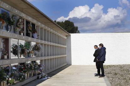 Olga Campos, durante el entierro de su madre, María Pascual, en el cementerio de Polinyà (Barcelona), el 3 de abril.