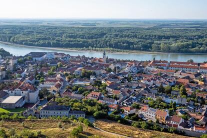 Vista aérea de la ciudad danubiana Hainburg an der Donau, con una de las fortificaciones medievales mejor conservadas de Europa.