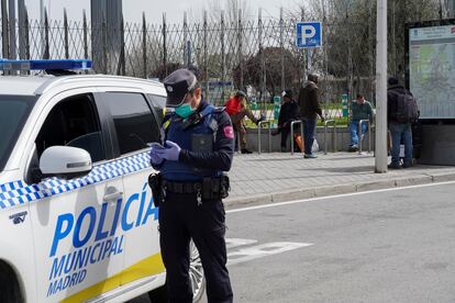 Personas sin hogar esperan en Ifema la apertura del nuevo albergue