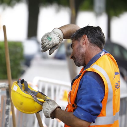 CÓRDOBA, 18/06/2022. Un trabajador de la construcción se seca el sudor durante la jornada de trabajo en plena ola de calor, este sábado en Córdoba. Las altas temperaturas que ya se notan en Andalucía hacen que las jornadas laborales en los distintos sectores, principalmente en la construcción y el campo, pasen a ser intensivas a la espera de que tengan que ser revisadas y adaptadas a la realidad de los cambios climatológicos. EFE/Salas
