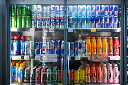 Bebidas energéticas en el frigorífico de un supermercado. 