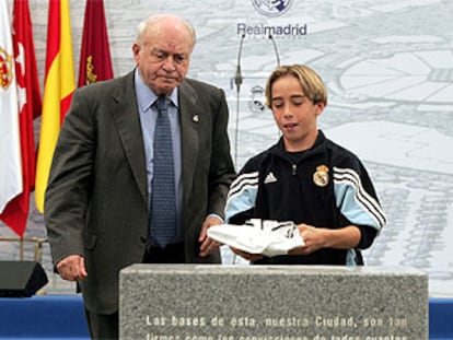 Di Stéfano y Daniel Carvajal, alevín del equipo de fútbol, durante el acto de colocación de la primera piedra de la Ciudad Deportiva del Madrid.

 / U. MARTÍN