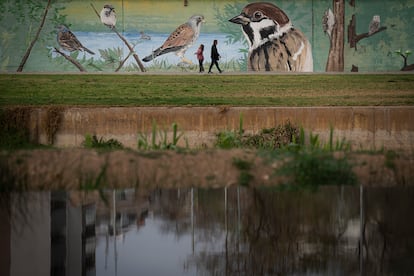 El mural de 400 metros con especies del río creado por Swen Schmitz. 