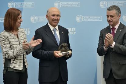 El doctor Martí Massó recibe el Premio Euskadi de Investigación en presencia del lehendakari Urkullu y la consejera de Educación, Cristina Uriarte.