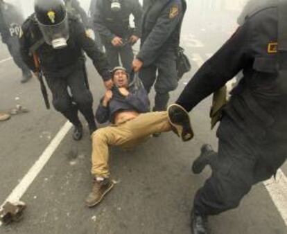 Cientos de cultivadores de café se enfrentaron a la Policía durante una marcha que hicieron por la Carretera Central de Perú para exigir al Gobierno que destine mayores recursos para combatir la plaga de la roya amarilla. EFE/Archivo